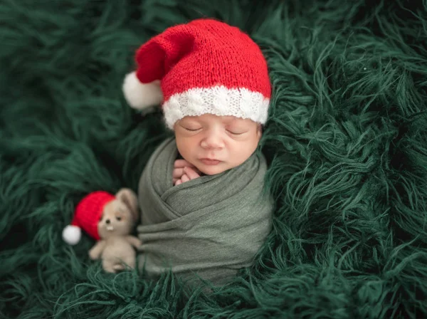 Entzückendes Neugeborenes mit Weihnachtsmütze — Stockfoto