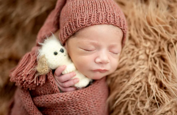 Newborn in knitted blanket — ストック写真