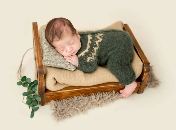 Recém-nascido em cama minúscula — Fotografia de Stock