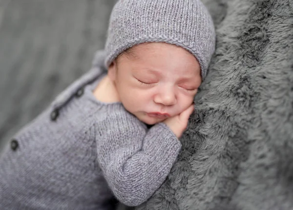 Recém-nascido de fato cinzento — Fotografia de Stock