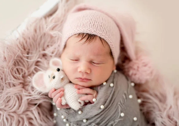 Милый новорожденный с игрушкой — стоковое фото