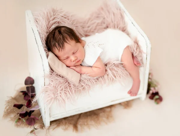 Noworodek śpiący w małym łóżku — Zdjęcie stockowe