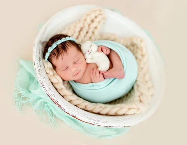 Uśmiechnięty noworodek śpi — Zdjęcie stockowe
