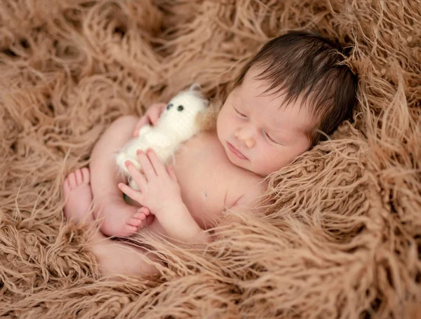 Очаровательный голый новорожденный — стоковое фото