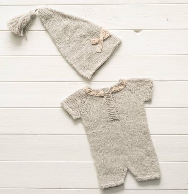 Bebekler için renkli örgü elbise