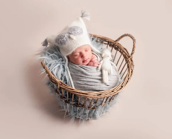 Baby slaapt in mand — Stockfoto