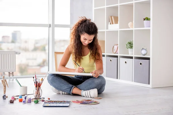 Menina bonito pintura na oficina — Fotografia de Stock