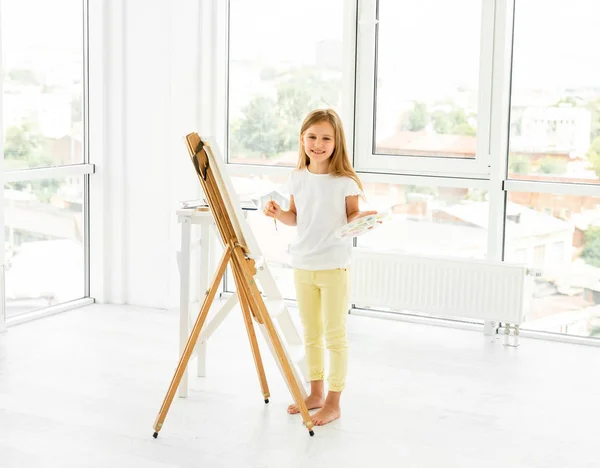 Menina desenho beatiful paisagístico dentro de casa — Fotografia de Stock