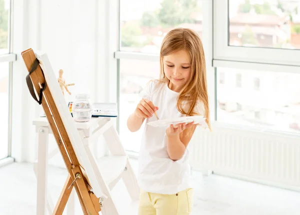 Menina criança desenho com tinta a óleo e paleta — Fotografia de Stock