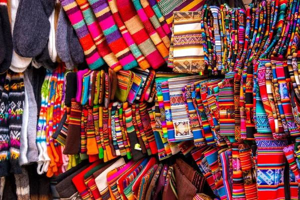 Diferentes laços coloridos na loja de lembranças na Bolívia — Fotografia de Stock