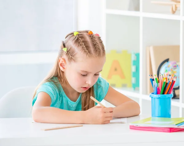 Mädchen schreibt mit Bleistift — Stockfoto