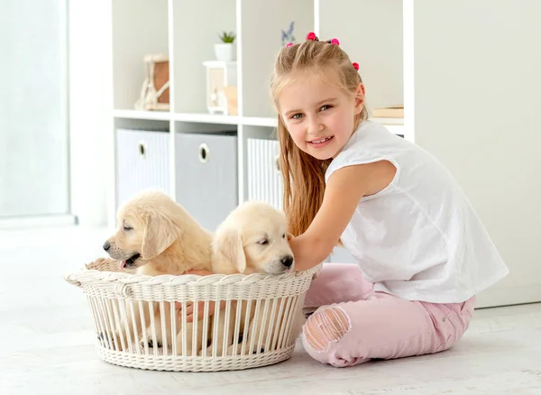 女の子と取得子犬 — ストック写真