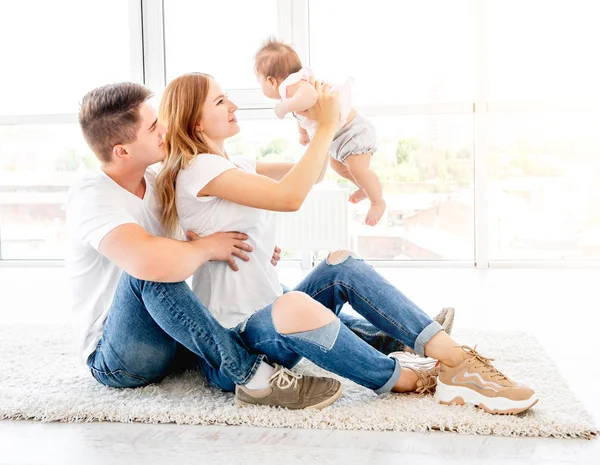 Ouders houden van baby — Stockfoto