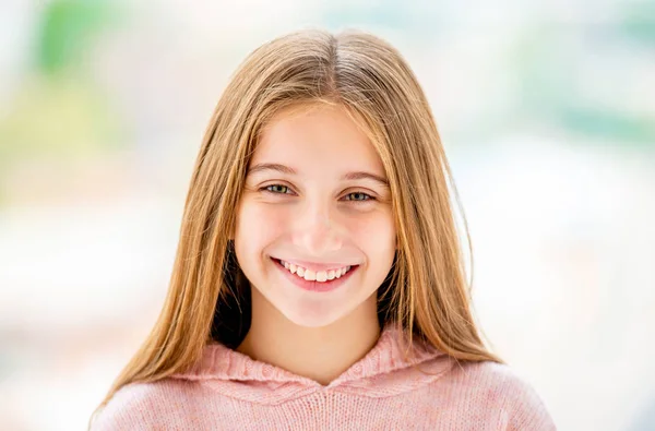 Portret uśmiechniętej dziewczyny — Zdjęcie stockowe
