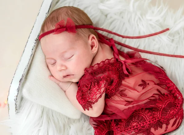 Drömmer nyfödd i liten säng — Stockfoto