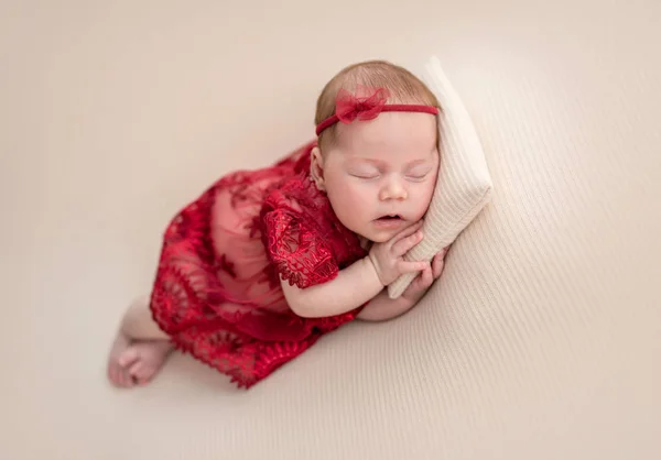 Roztomilý novorozenec v červeném oblečení — Stock fotografie