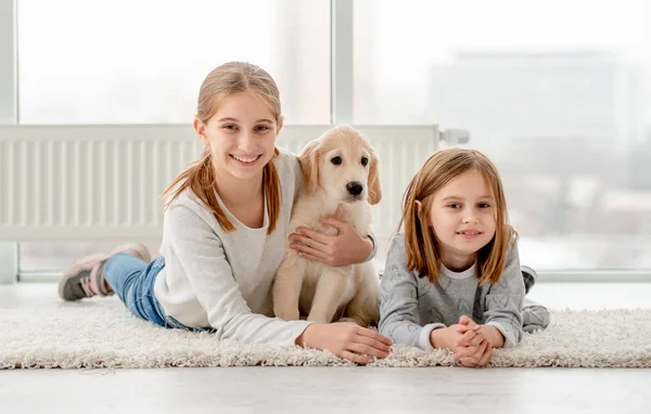 Gelukkige vrienden en jonge hond — Stockfoto