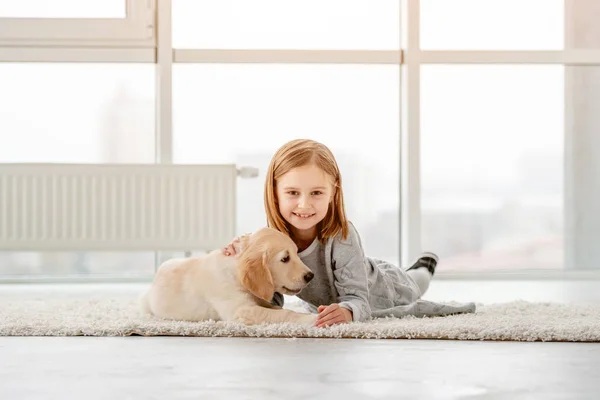 Liten flicka med ung hund — Stockfoto