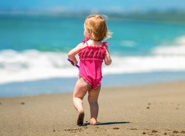 Kumsalda oynarken kız bebek
