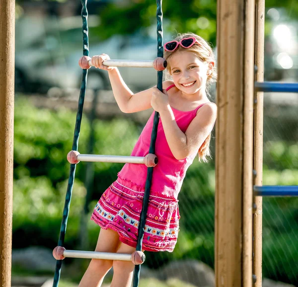 Κοριτσάκι σε υπαίθρια παιδική χαρά — Φωτογραφία Αρχείου