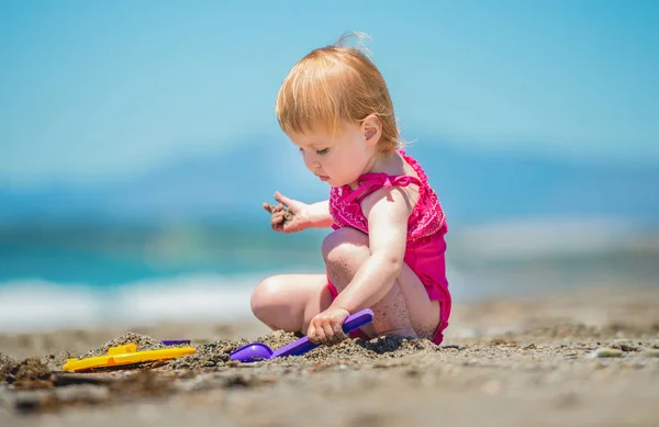 Kleines süßes Mädchen spielt im Sand — Stockfoto