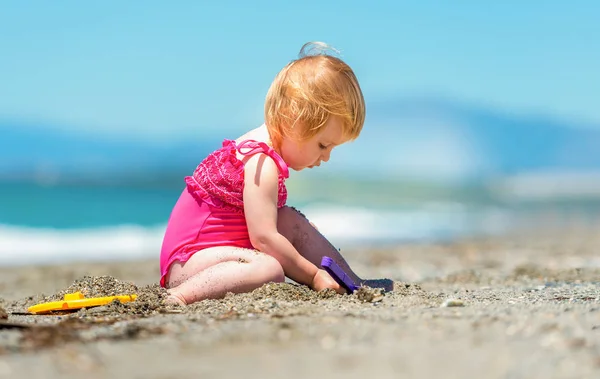Lilla söta tjejen leker i sanden — Stockfoto