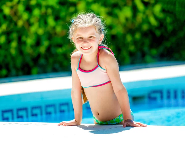 Glückliches kleines Mädchen im Neoprenanzug — Stockfoto