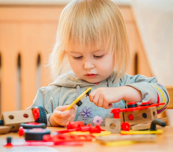 Ragazza carina giocare con il costruttore — Foto Stock