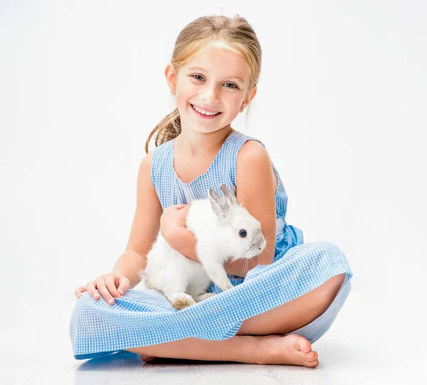 Mignonne petite fille un lapin blanc — Photo