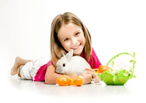 Kleines Mädchen mit ihrem Kaninchen — Stockfoto