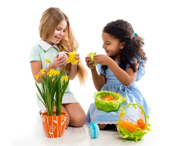 Duas meninas brincando de brinquedos de frango fofo — Fotografia de Stock