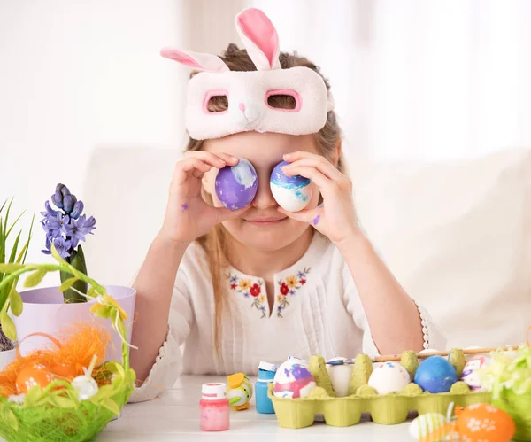イースター卵のコレクションで遊ぶ女の子 — ストック写真