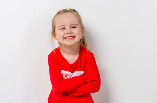 Linda chica riendo en suéter rojo —  Fotos de Stock