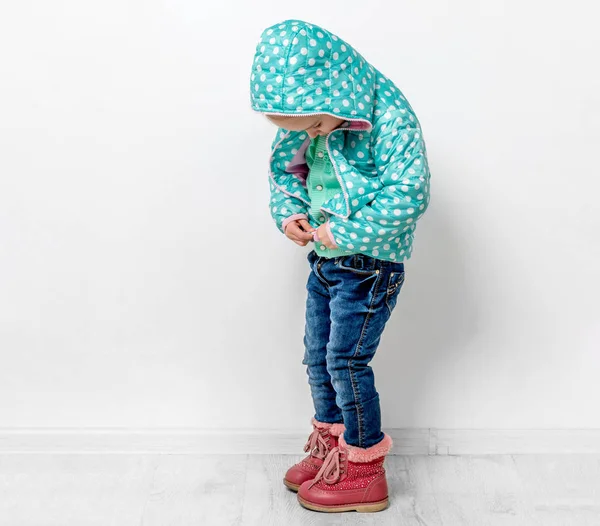 Маленька дівчинка застібає синій піджак — стокове фото