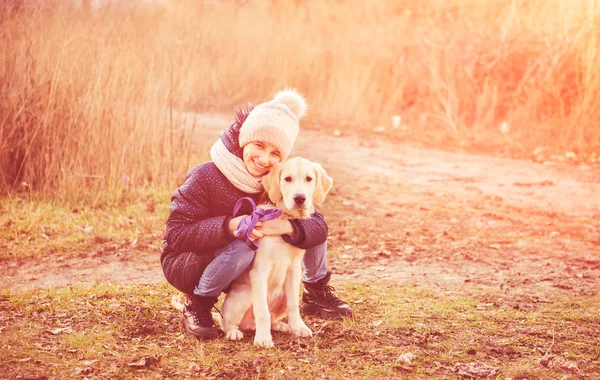 Menina bonito com cão jovem — Fotografia de Stock