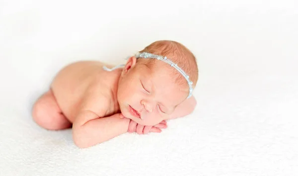 Baby leggen op witte bedcover — Stockfoto