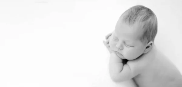 Bonito recém-nascido sonhando — Fotografia de Stock