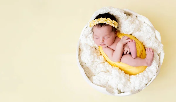 Beyaz kumaş üzerinde uyuyan çocuk — Stok fotoğraf
