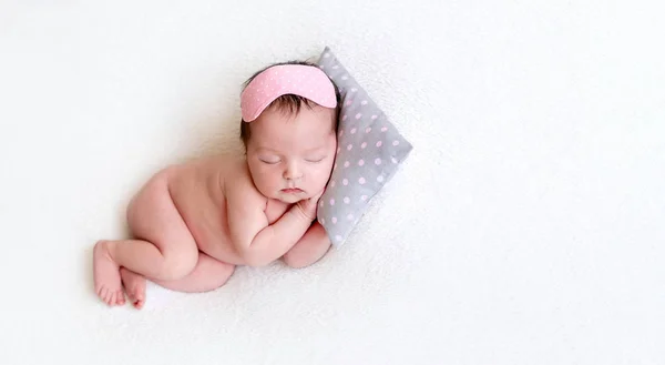 Spící dítě na bílé tkanině — Stock fotografie