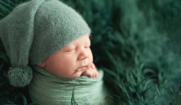 Rapaz recém-nascido embrulhado num cobertor — Fotografia de Stock