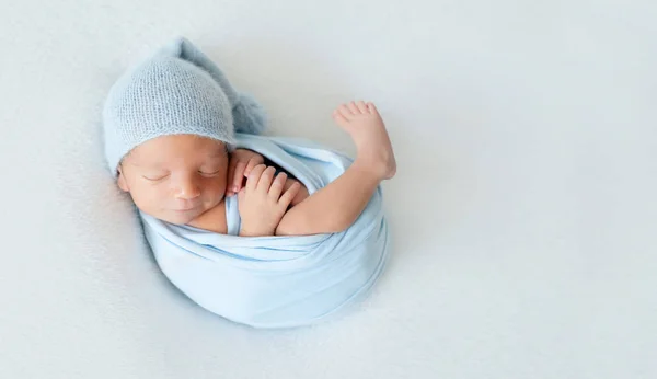 Carino appena arrivato bambino sdraiato, avvolto in una coperta — Foto Stock