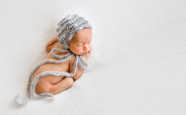 Милый новорожденный ребенок лежит, завернутый в одеяло — стоковое фото