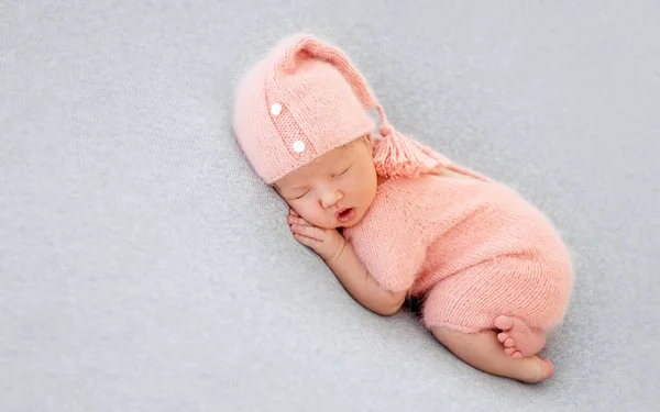 Pasgeboren baby slapen — Stockfoto