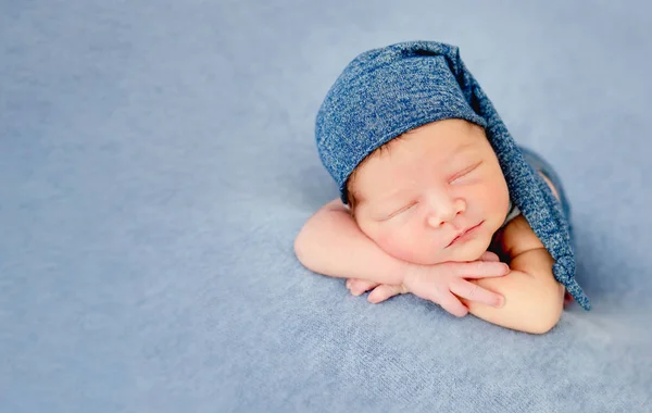 Aranyos fiú kék motorháztető alvás közben — Stock Fotó