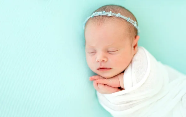 Спящий новорожденный в голубой ленте — стоковое фото