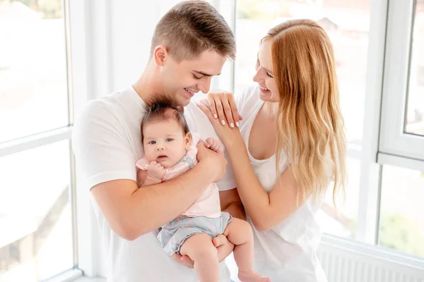 Casal com bebê — Fotografia de Stock