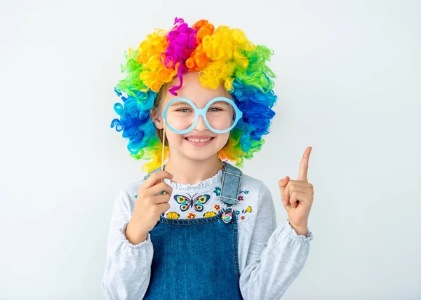 Chica sonriente en peluca multicolor — Foto de Stock