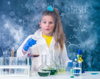 duman kimyasal deney sonra heyecanlı kız öğrenci