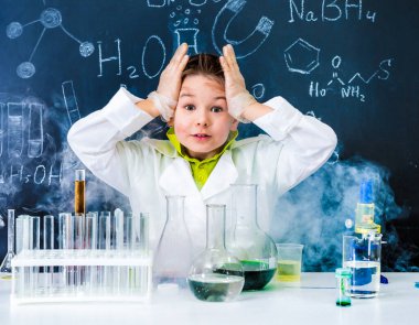 kimyasal laboratuvar deneyde sonra Miken'de komik çocuk