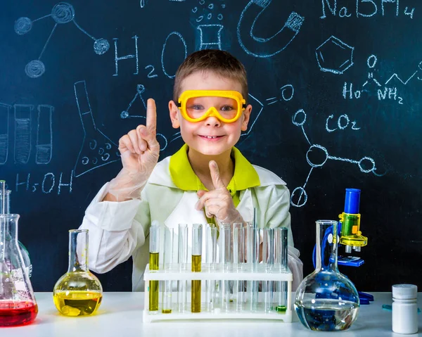 Colegial en laboratorio de química tiene una idea —  Fotos de Stock